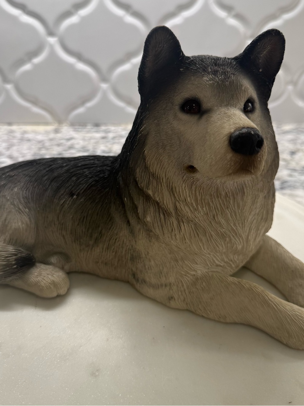 Vintage Sandicast Siberian Husky Lying Down Sculpture Signed Sandra Brue 11" ‘94